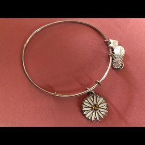 Alex and Ani daisy flower silver bracelet✨🌼